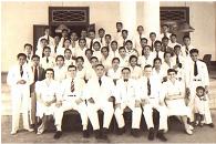Surabaya Bijbel School 1941 (Zittende van links naar rechts Jean & Joe McKnight, F.G. van Gessel, Br. Mamahit, Bill & Gladys Patterson en een student Surabaya Bijbel School 1941 (Zittende van links naar rechts Jean & Joe McKnight, F.G. van Gessel, Br. Mamahit, Bill & Gladys Patterson en een student